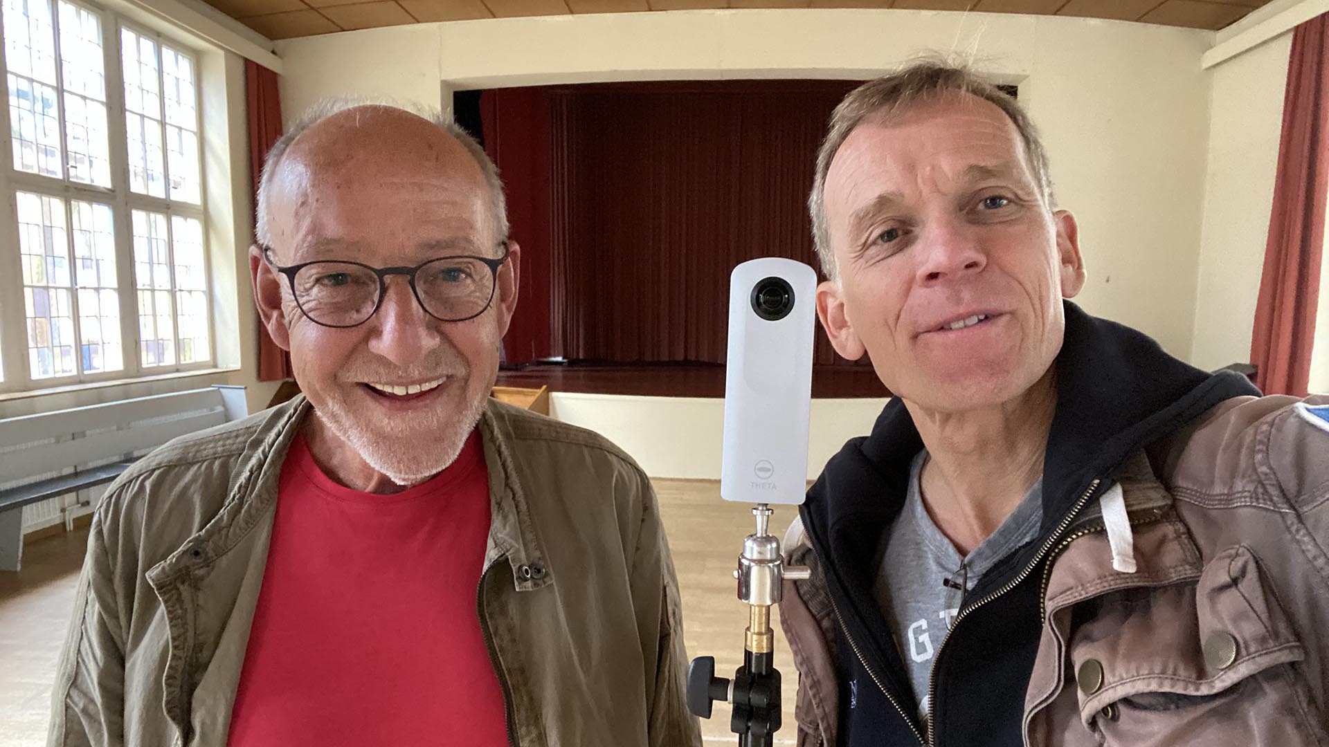 Winfried Glaser und Dan Hummel machen mit einer 360° Kamera Aufnahmen im Gemeindehaus Oberwinter.